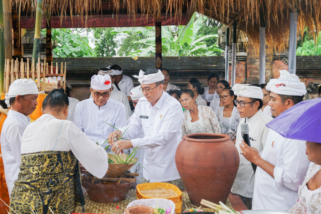 Sekda Badung Hadiri Upacara Negtegan dan Ngingsah di Pura Lingga Bhuwana